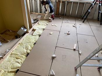 床への断熱材(グラスウール)敷き込み施工の様子